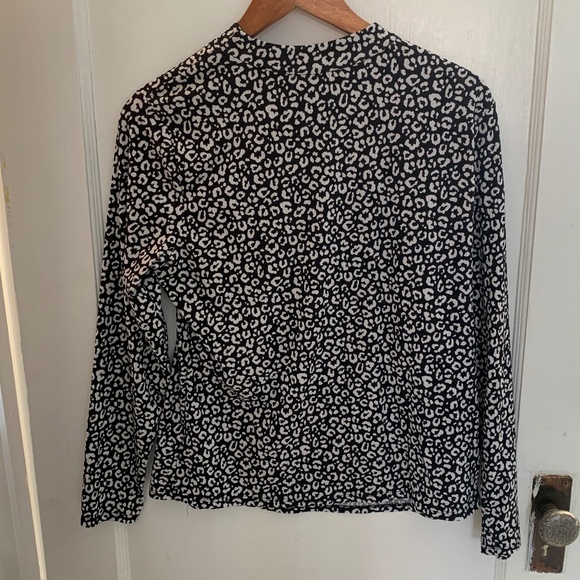 Suzy Shier mock neck top w/ asymmetrical cut out at neckline black & white print - Picture 9 of 12